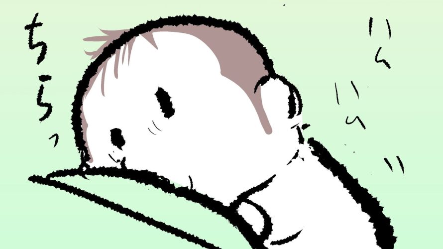 3ヶ月のぷにみがおっぱいを飲みながら、ママをちらっと見る様子のサムネ