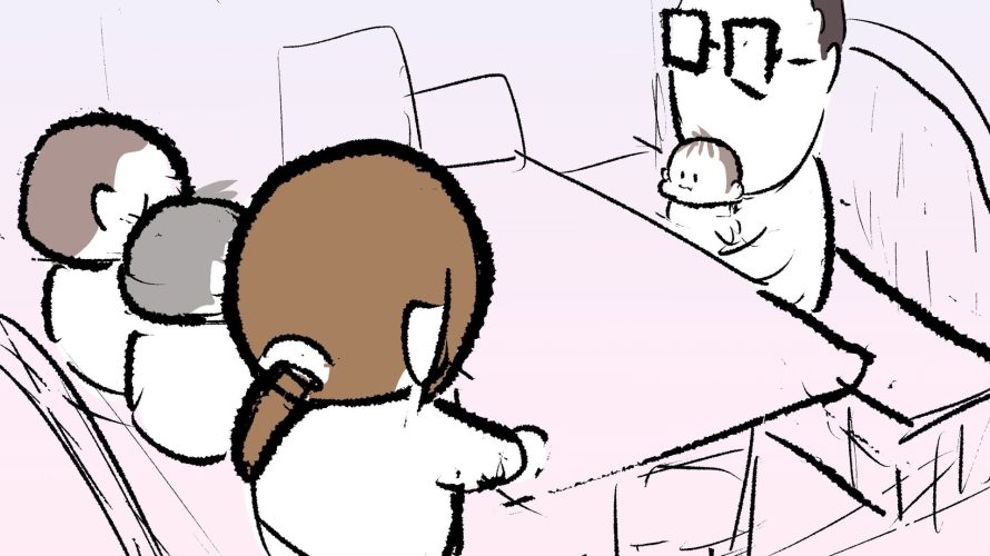 ファミレスで、パパと4ヶ月ぷにみ、ママとぷにおとぷにすけの、2：3で座っている様子のサムネ