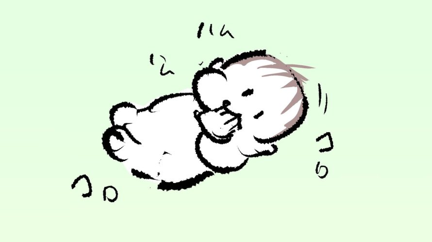 4ヶ月ぷにみがおててをハムハムしながらコロコロしているサムネ