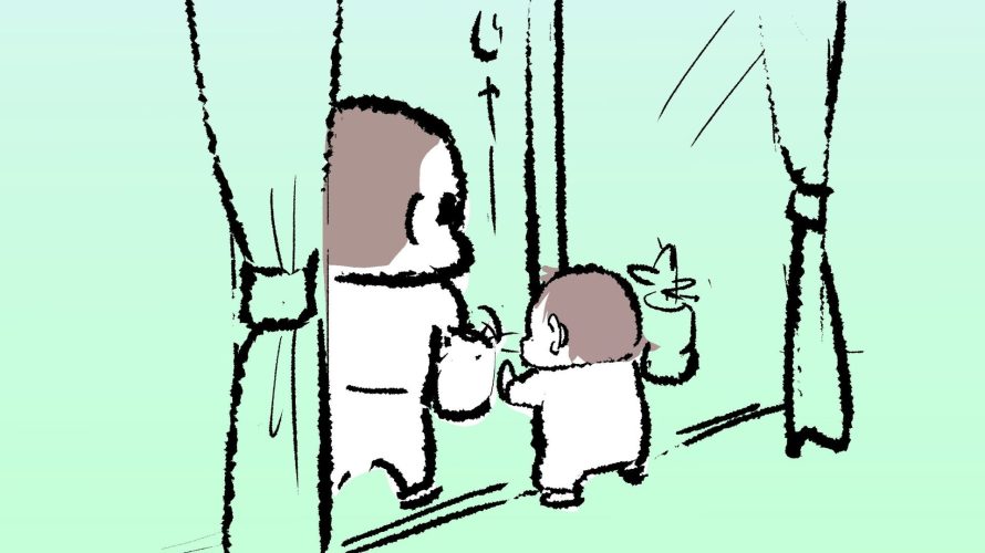 テラスの植物に水やりするぷにおとその様子を窓越しに眺めるぷにみのサムネ